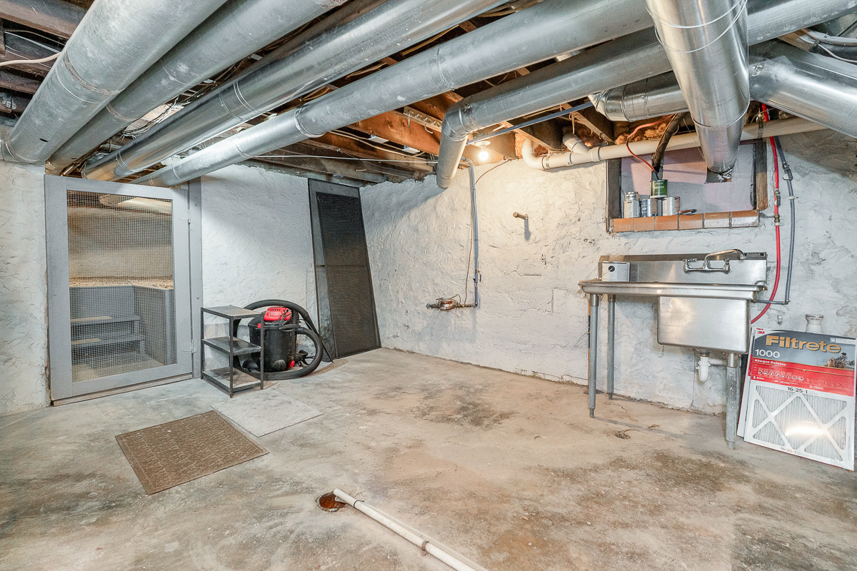 105 e Mithoff St-12