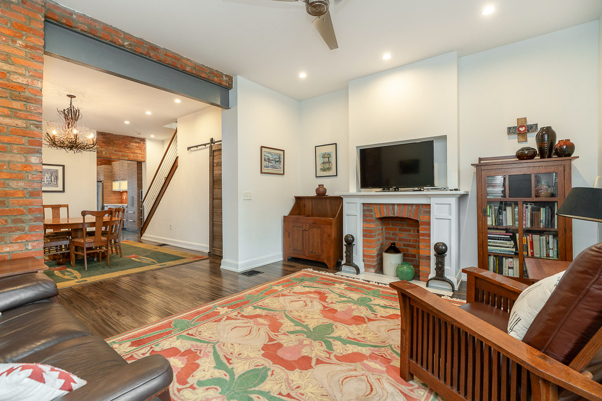 105 e Mithoff St-14