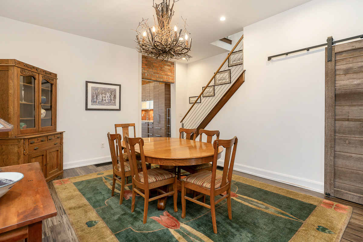105 e Mithoff St-19