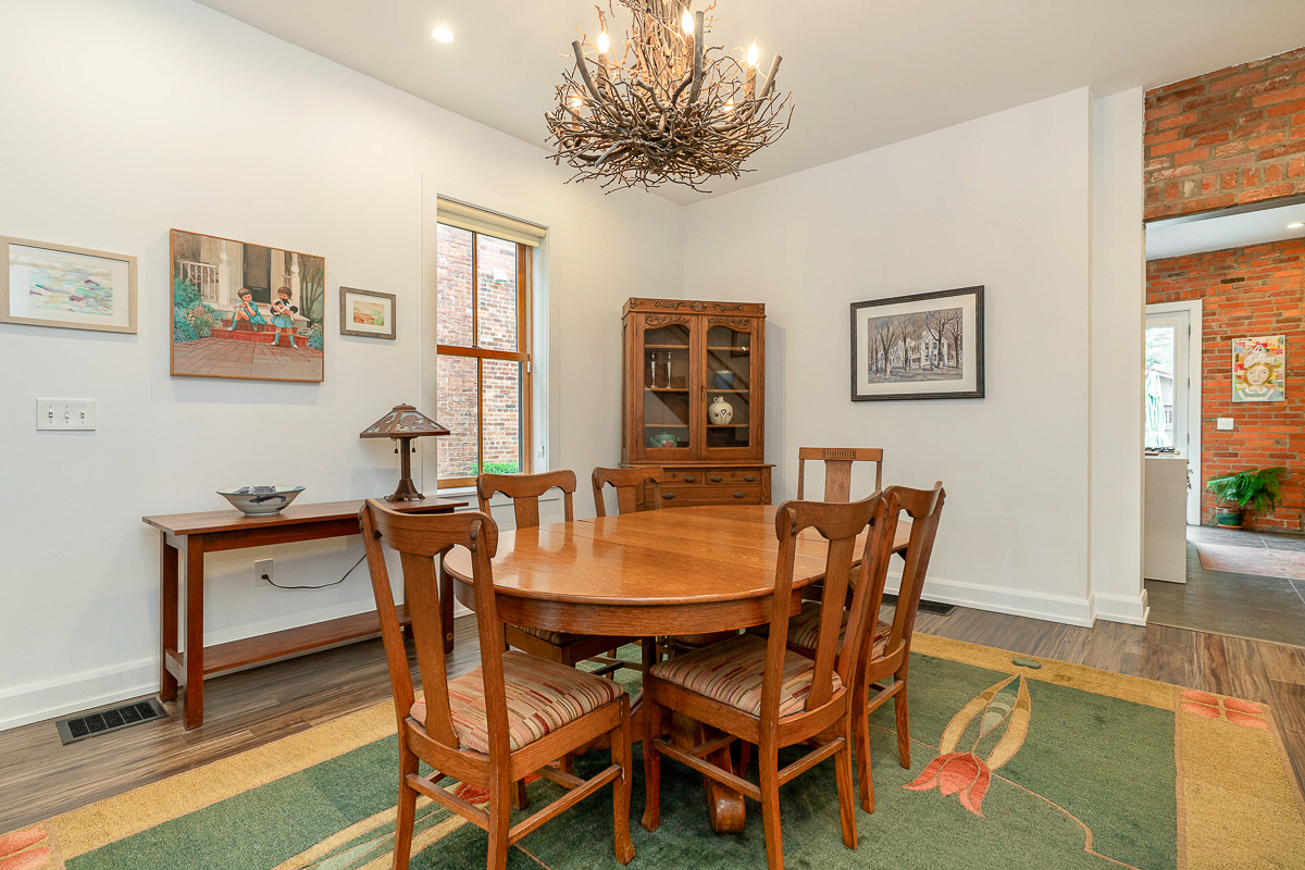 105 e Mithoff St-20