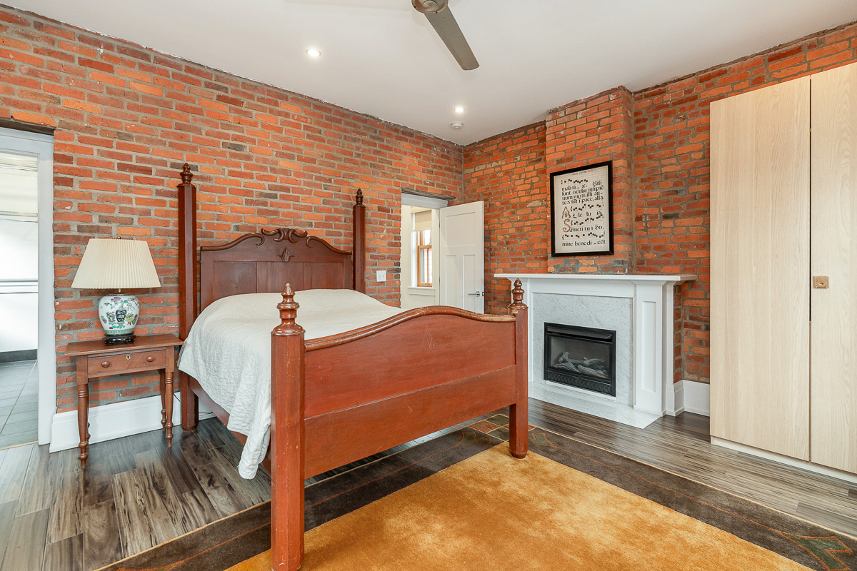 105 e Mithoff St-32