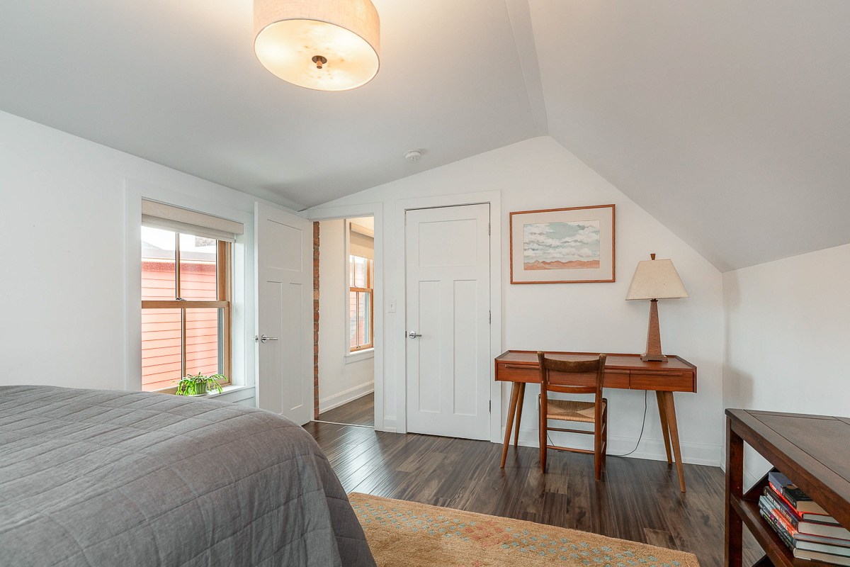 105 e Mithoff St-40