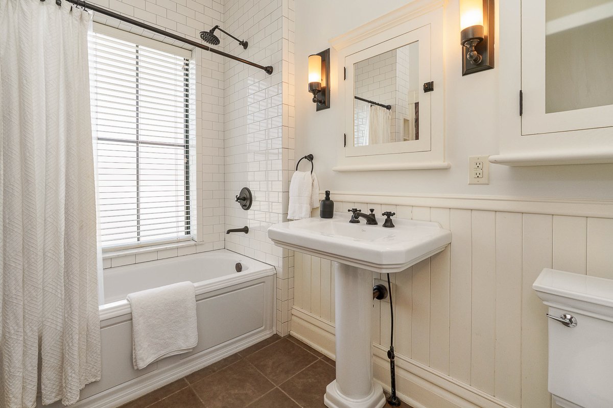 1279 Summit St-42