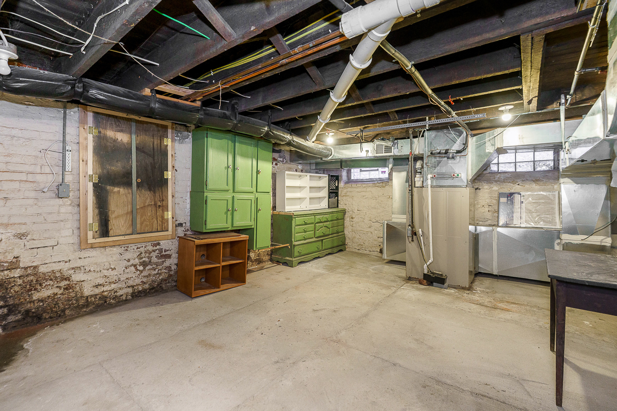 1279 Summit St-44
