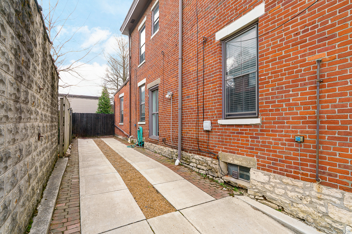 145 E Columbus St-4