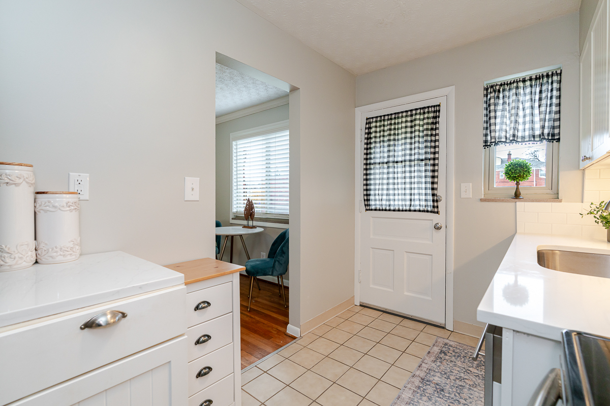 1872 Kentwell Rd-28