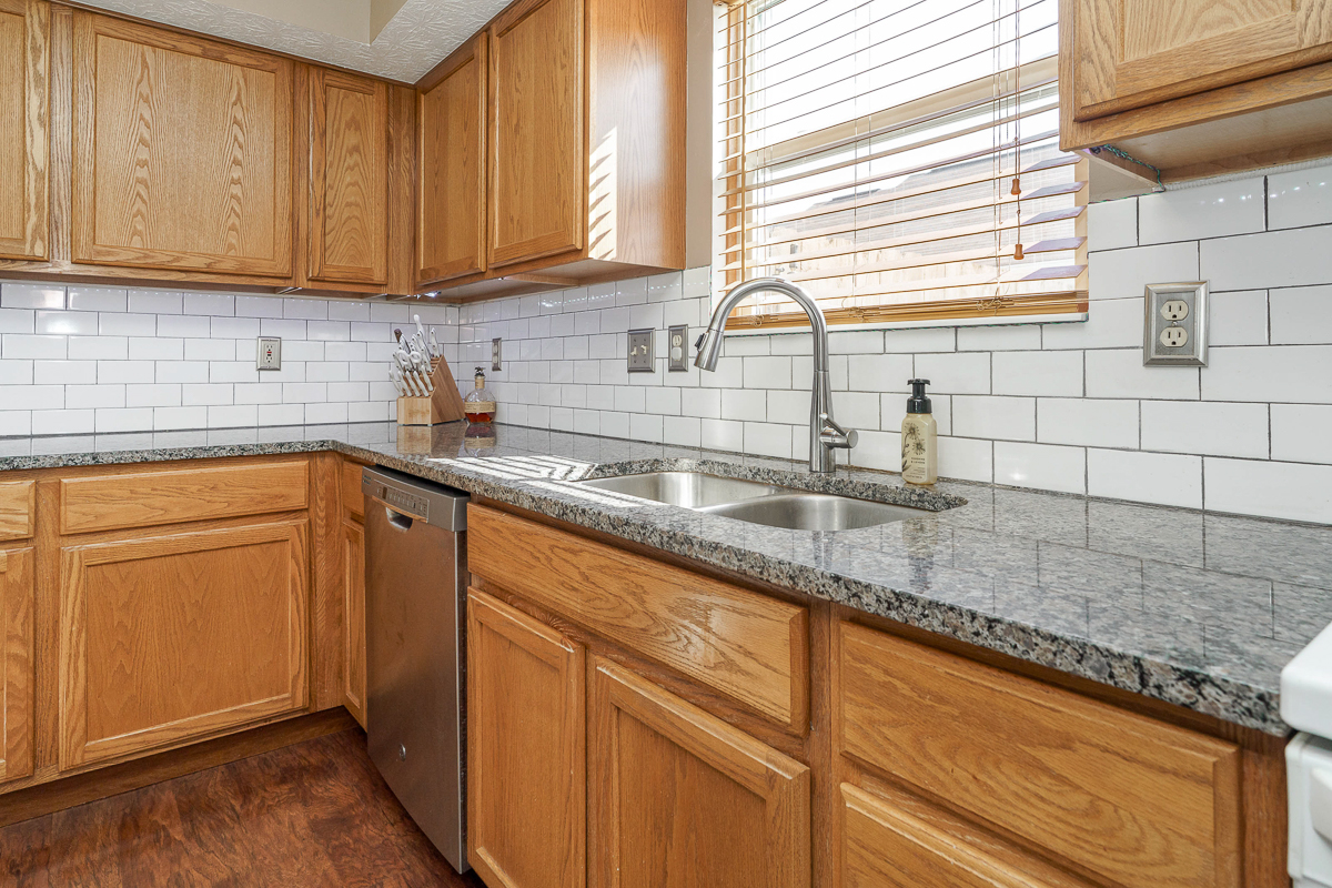 6043 Chidley St-17