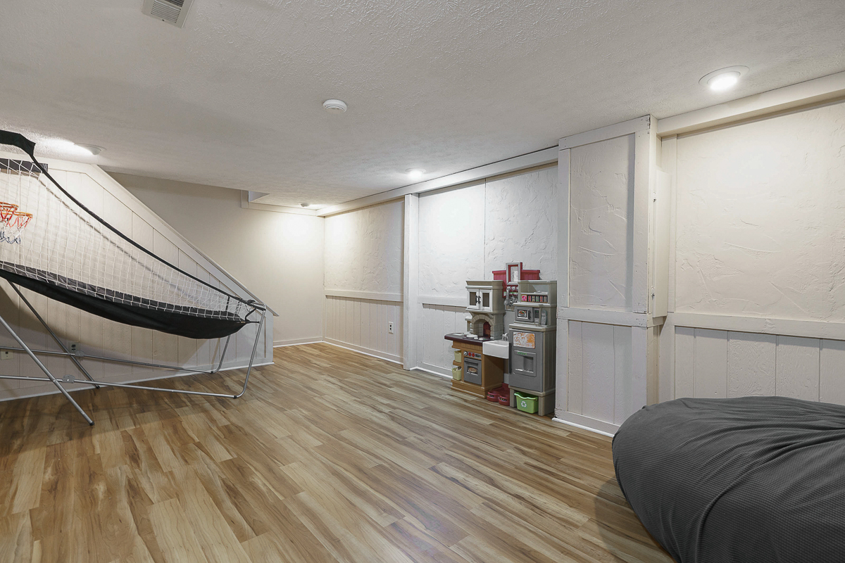 7439 Saunderlane Rd-13