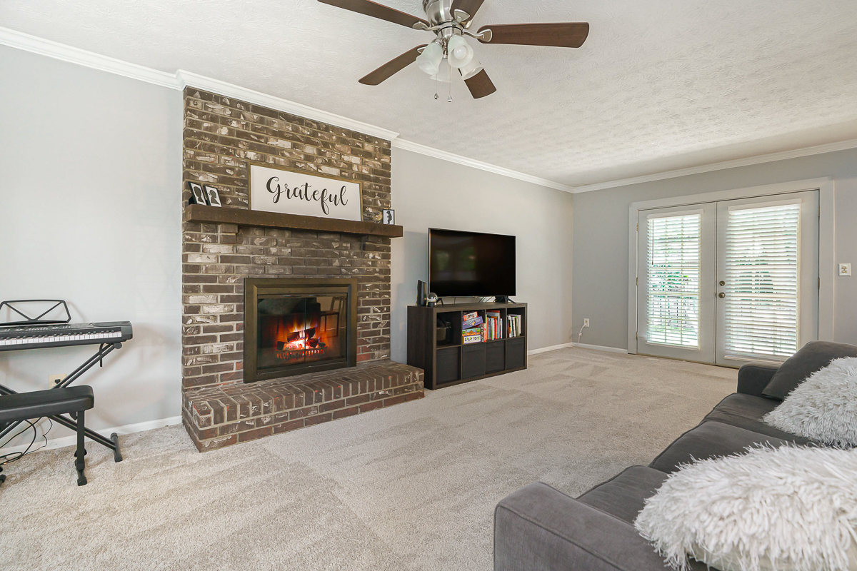 7439 Saunderlane Rd-14