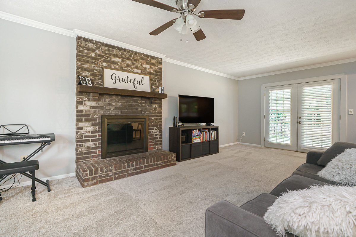 7439 Saunderlane Rd-15