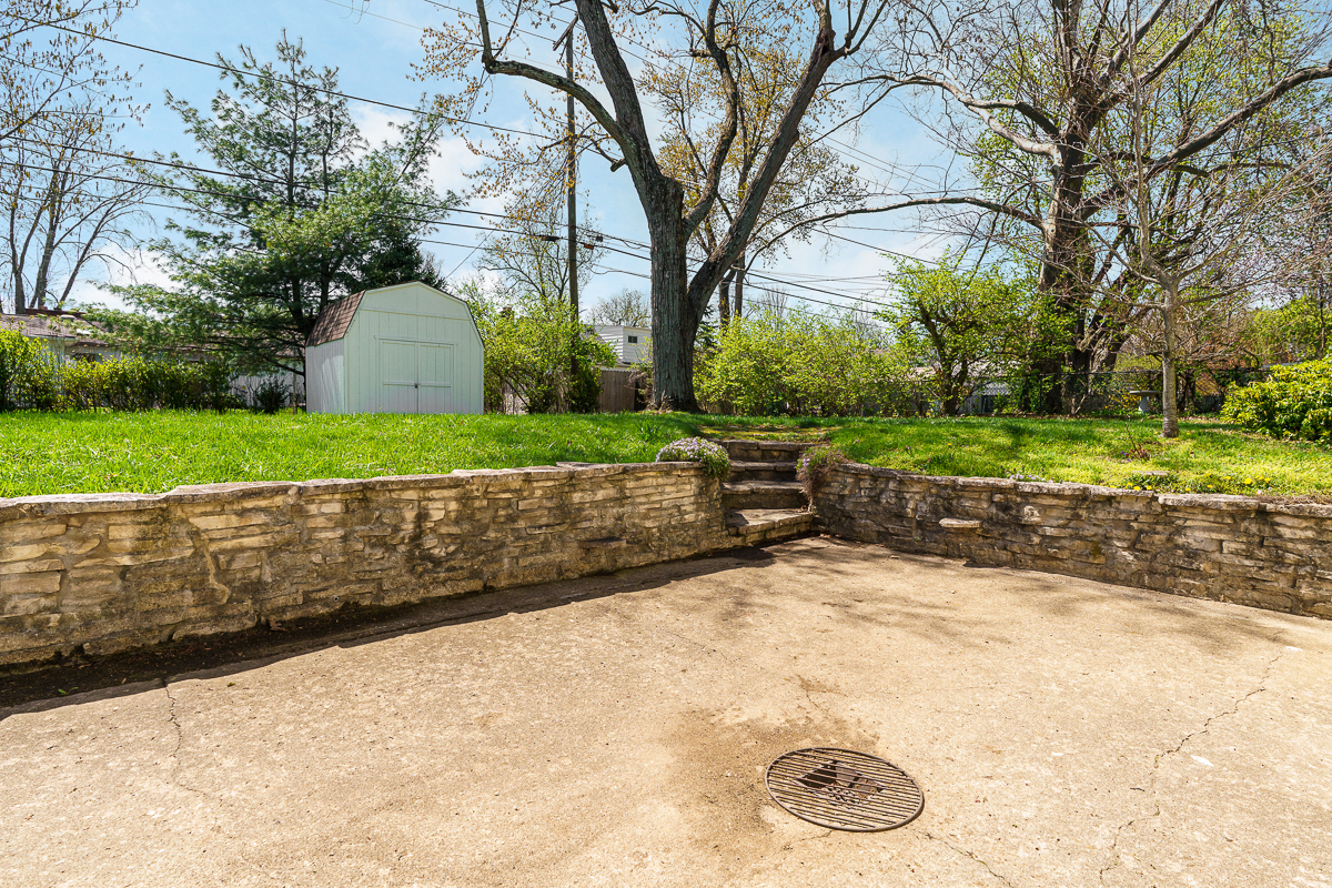 751 Latham Ct-8