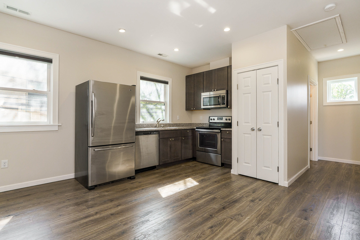 834 Hamlet St-12