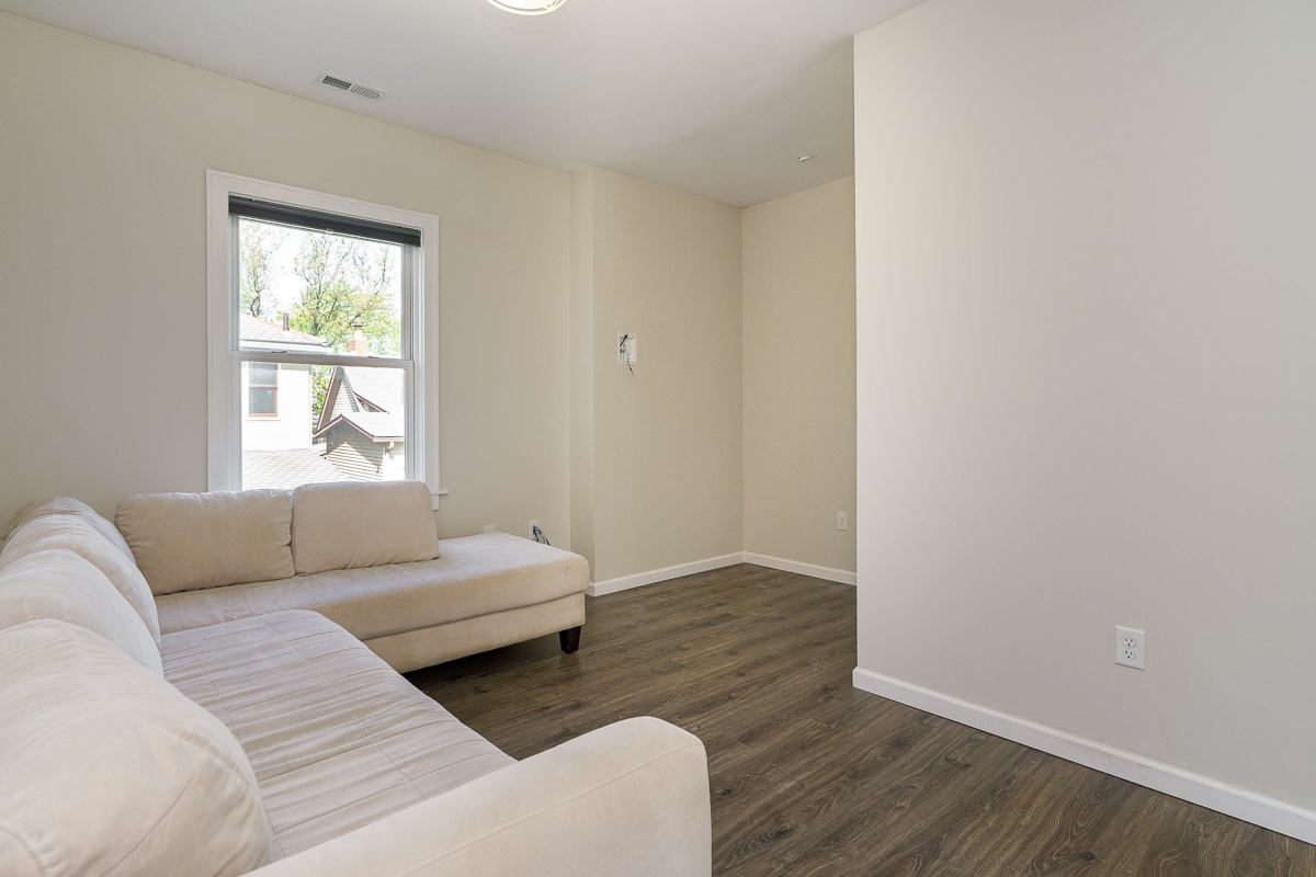 834 Hamlet St-13