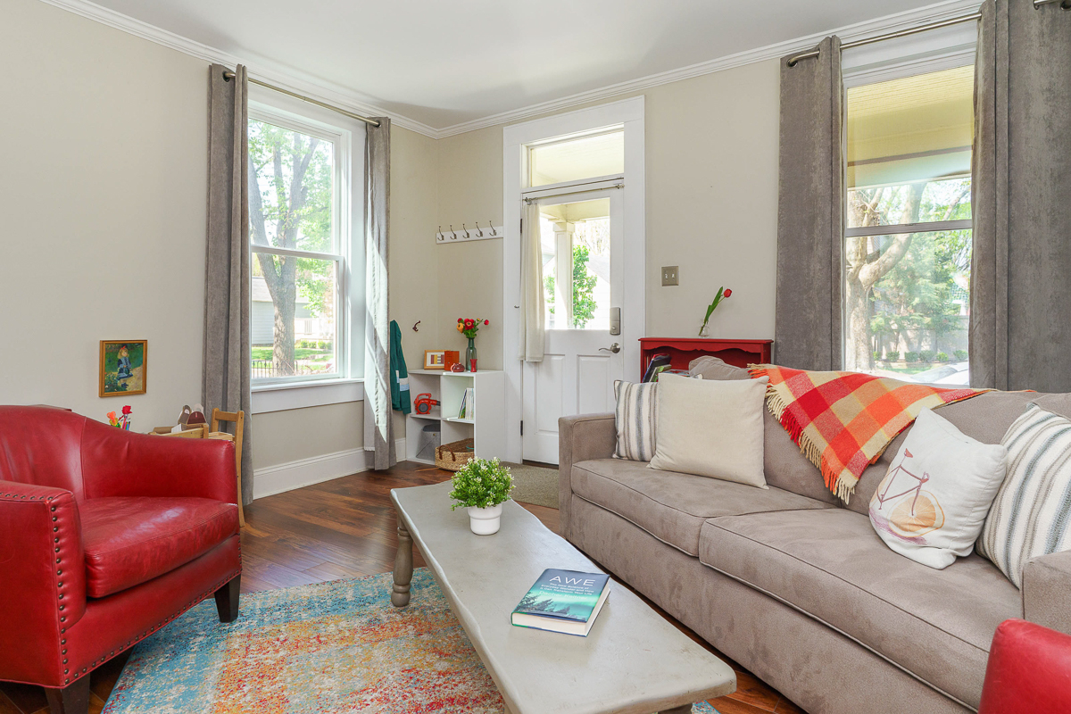 834 Hamlet St-24