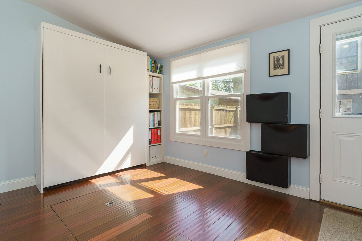 834 Hamlet St-33