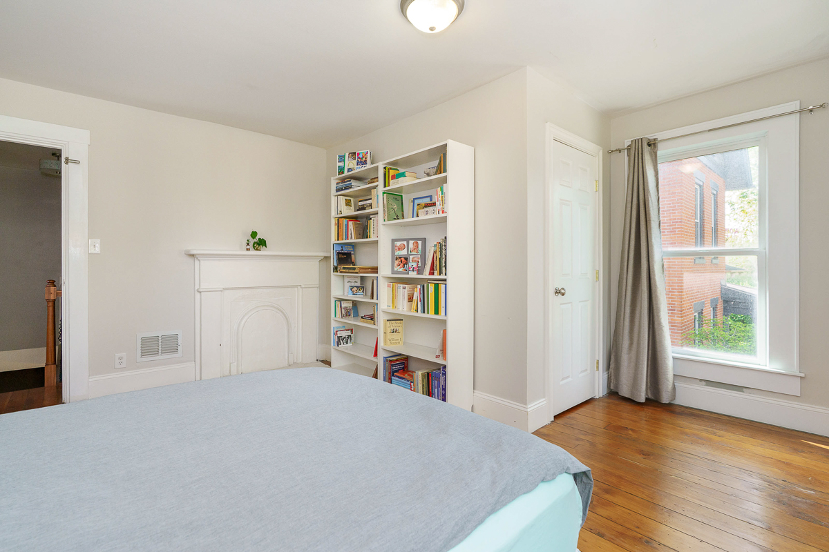 834 Hamlet St-40